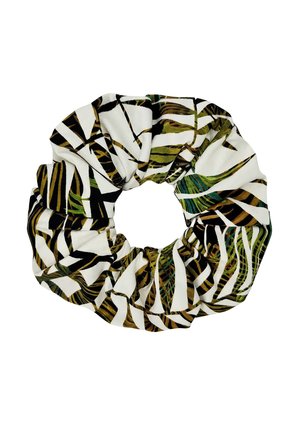 Tkaninowa gumka do włosów na białym tle z abstrakcyjnymi zielonymi, brązowymi i czarnymi wzorami liści i pasków.