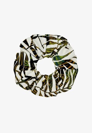 Tkaninowa gumka do włosów na białym tle z abstrakcyjnymi zielonymi, brązowymi i czarnymi wzorami liści i pasków.