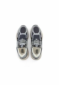 Graue und marineblaue Sportsneakers aus Mesh und Wildleder, mit dicker Gummisohle und kontrastierenden Texturen. Verfügt über ein Logotag und Schnürsenkel.
