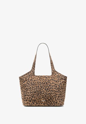 Torebka typu tote w wzór lamparta, wykonana z teksturowanej sztucznej skóry, z kwadratowym otworem i szerokimi paskami na ramię. Brązowa baza z czarnymi plamami.