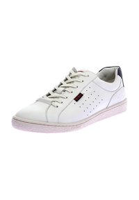 Baskets en cuir blanc avec un design perforé, lacets plats, bout rond et semelle intermédiaire texturée blanche. Présente un capuchon de talon bleu marine et un logo rouge.