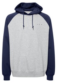 Hættetrøje i meleret grå med navy raglan-ærmer. Har snore, ribstrikkede manchetter og et lille logo på brystet.