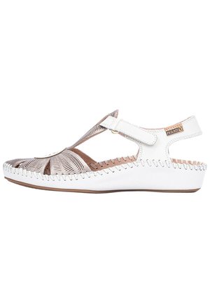 Sandalia blanca con diseño recortado, material de cuero, correa ajustable y costura en contraste a lo largo de la suela. Presenta una sutil textura tejida.