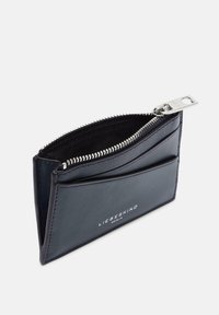 Schwarze Lederbrieftasche mit Reißverschluss, verfügt über eine glatte Oberfläche, seitliche Kartenfächer und einen silbernen Reißverschlussanhänger. Logo auf der Vorderseite gedruckt.