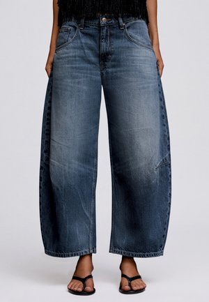 Bershka CROPPED BARREL - JEANS - Džínsy baggy - light blue