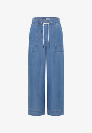 Pantalon denim bleu clair à jambes larges avec taille élastique, cordon blanc et grandes poches plaquées devant.