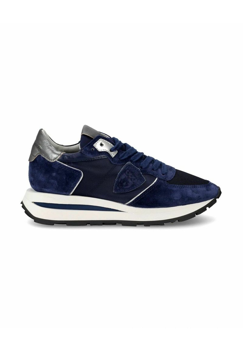 Navyblå suede sneakers med sølvdetaljer, tekstureret mesh, polstret tunge og en kraftig hvid sål med en sort bunddetalje.