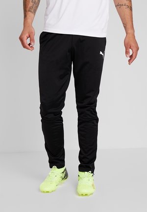 Svarta sportbyxor i lätt tyg med smal passform. Har en vit Puma-logotyp på vänster höft och elastiska fållar vid anklarna.