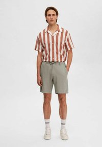 Selected Homme SLHREGULAR BRODY - Shorts - vetiver