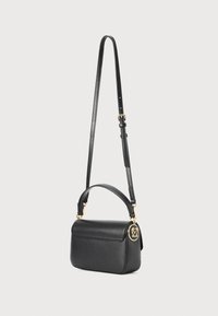 Schwarze Leder-Schultertasche mit einer strukturierten Form, verstellbarem Riemen und Hardware in Goldtönen. Mit einem auffälligen Logo-Design an der Seite.
