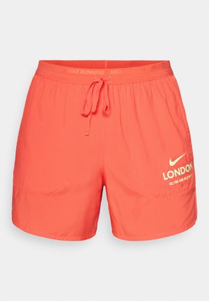 Nike løbeshorts i lys koralfarve, lavet af letvægtsmateriale, elastisk talje med snoretræk, med teksten "LONDON" og maratondistancen trykt.