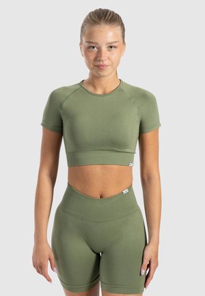 Olijfgroen sportoutfit bestaande uit een kortmouwen crop top en hoge taille shorts, beide gemaakt van een gladde, gestructureerde stof met een aansluitend ontwerp.