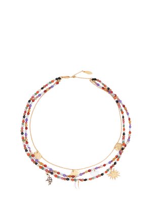 Collar de tres hilos con pequeñas cuentas multicolores y charms dorados que incluyen un sol, una media luna, un disco y un patrón de red.