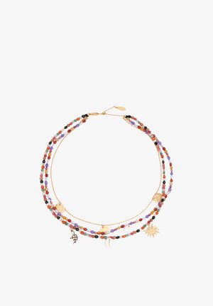 Collar de tres hilos con pequeñas cuentas multicolores y charms dorados que incluyen un sol, una media luna, un disco y un patrón de red.