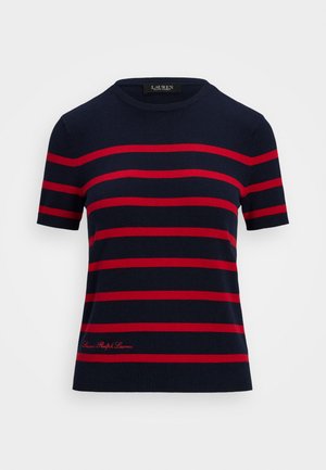 Pull marin à manches courtes de couleur bleu marine avec des rayures horizontales rouges, col côtelé et un petit logo brodé en rouge en bas à gauche.