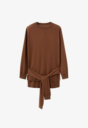 Pulover maro cu gât rotund, mâneci lungi și detaliu cu fundă laterală. Material tricotat moale, croială lejeră și tiv stratificat.