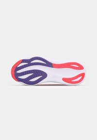Schuhsohle mit lila, rosa und orangefarbenen Akzenten. Besitzt eine strukturierte weiße Oberfläche mit ausgeprägten Rillen und Ausschnitten für besseren Halt.
