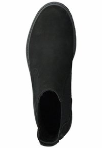 Stivaletto in suede nero con pannelli laterali elasticizzati, punta rotonda e suola testurizzata. Design minimalista, senza hardware visibile o motivi.
