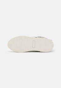 Sneaker-Sohle aus weißem Gummi mit einem strukturierten hexagonalen Muster und einem kleinen geprägten Logofarbenetikett. Verfügt über eine strapazierfähige Konstruktion für bessere Griffigkeit.