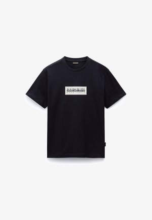 Musta puuvillainen t-paita, jossa on suorakaiteen muotoinen valkoinen logopatch mustalla tekstillä. Lyhyet hihat ja pyöreä kaula-aukko. Sujuva pinta.
