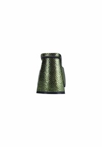 Groene metallic enkelboot met een gestructureerde afwerking, voorzien van een zwarte rand en een hoge, hoekige hak. Zachte voering zichtbaar bij de opening.