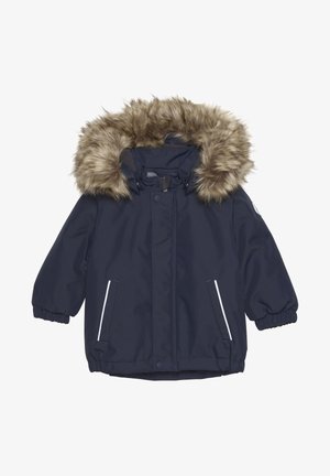 Granatowa zimowa kurtka z elastycznymi mankietami, zapinana na zamek i napy z przodu, posiada dwie ukośne kieszenie oraz kaptur wykończony brązowym sztucznym futerkiem.