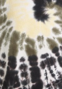 Tessuto di cotone caratterizzato da un motivo tie-dye in verde oliva, nero e giallo, con distintivi disegni circolari e tonalità variabili.