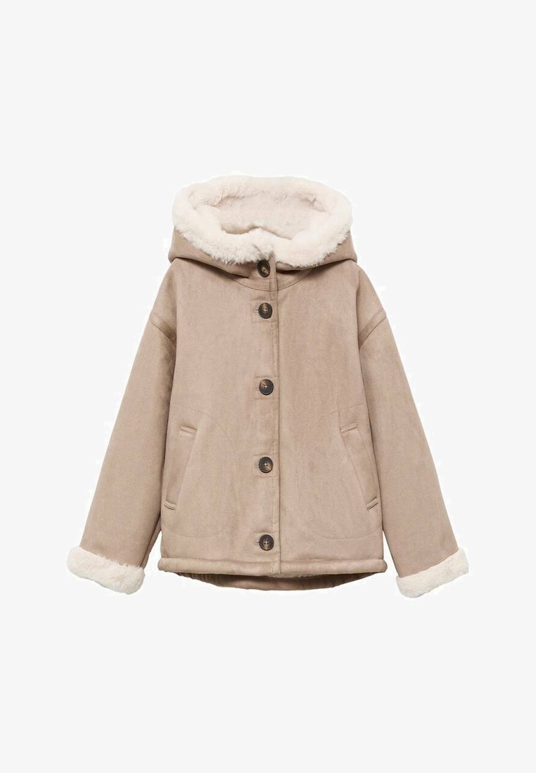 Giacca cappuccio beige con fodera in pelliccia sintetica, chiusura frontale con bottoni a pressione, due tasche laterali e texture a contrasto sui polsini e sul colletto.