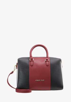 Czarna i burgundowa torba skórzana z podwójnymi uchwytami, odpinanym paskiem na ramię oraz złotym logo "Armani Jeans" na środku przodu.