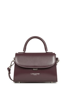 Piccola borsa a mano in pelle marrone scuro con manico superiore, tracolla staccabile e logo Lancaster Paris argentato sul davanti.
