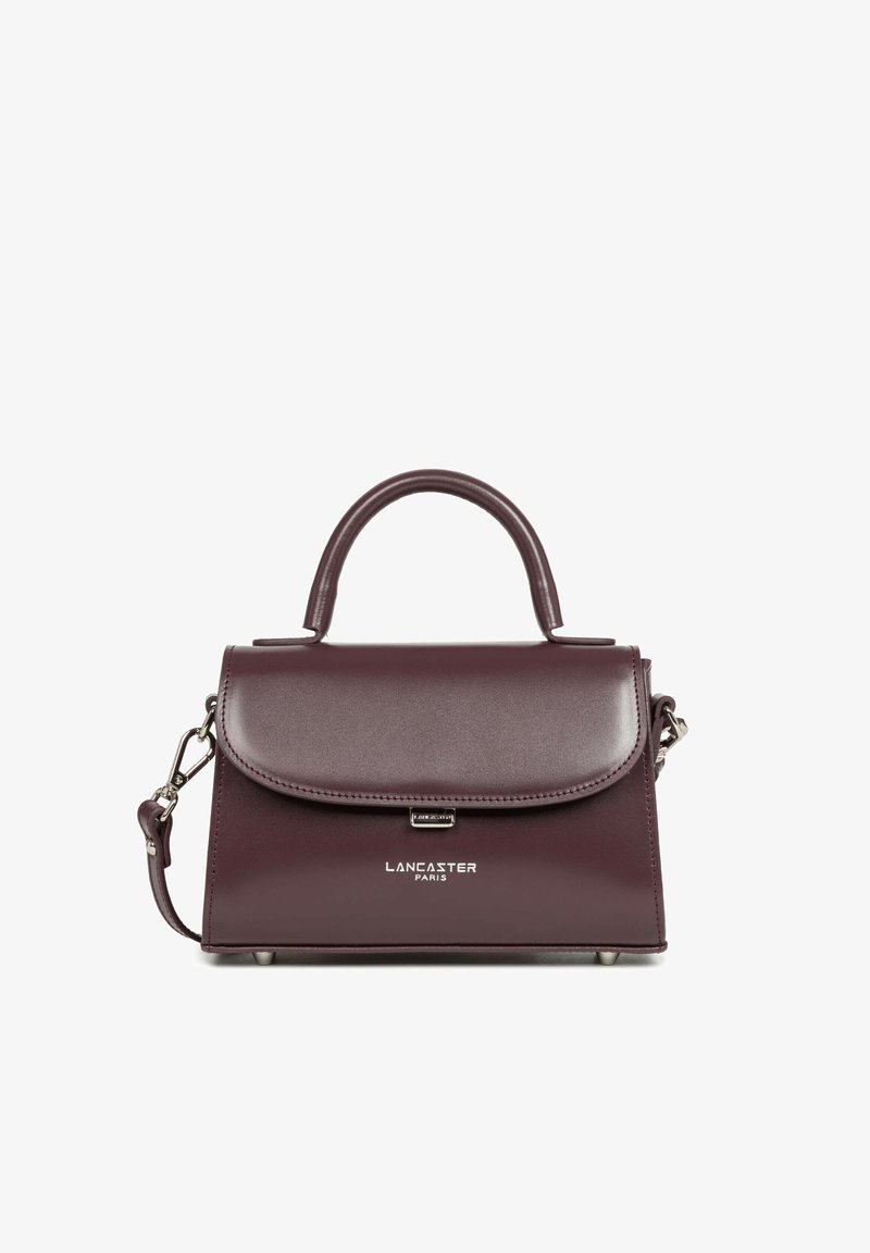 Petit sac à main en cuir marron foncé avec poignée supérieure, bandoulière amovible et logo Lancaster Paris argenté sur le devant.