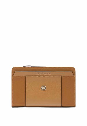 Tan leren portemonnee met een gladde textuur, voorzien van een zilveren logo en meerdere kaarthouders in een rechthoekige vorm. Ritssluiting aan de bovenkant.