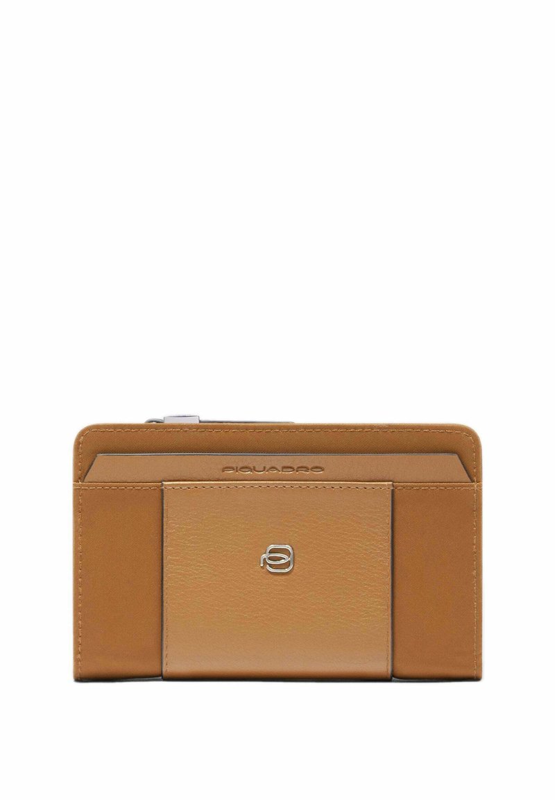 Tan leren portemonnee met een gladde textuur, voorzien van een zilveren logo en meerdere kaarthouders in een rechthoekige vorm. Ritssluiting aan de bovenkant.