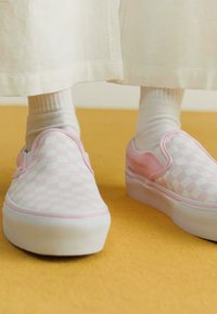 Vans CLASSIC SLIP-ON PLATFORM - Tenisky - cradle pink