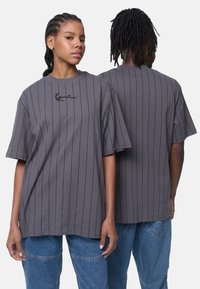 Karl Kani SMALL SIGNATURE WASHED PINSTRIPE TEE UNISEX - Triko s potiskem - grey