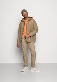Nike Sportswear CRW - Camisola - hot curry/white