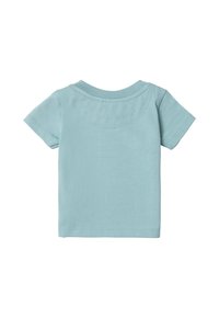 Jasnoniebieska koszulka z krótkim rękawem, okrągłym dekoltem i gładką fakturą. Posiada detale przeszycia oraz prosty wzór z tyłu.