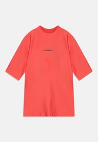 Korallfärgad t-shirt med kort ärm, tillverkad av mjukt material, med en rund halsringning och en svart "O'NEILL"-logotyp tryckt på framsidan.