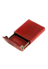 Portafoglio in pelle rossa con una texture liscia, forma rettangolare, accessori metallici e apertura a chiusura che rivela un compartimento interno.