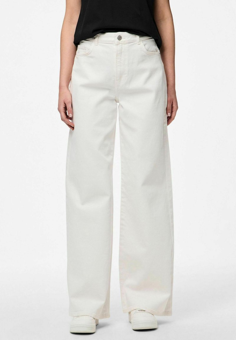 Baltas platajās kājās džinsi, kas izgatavoti no džinsa auduma ar klassisku piecu kabatu dizainu, ar priekšējo pogu aizdares sistēmu un vieglu faktūru.