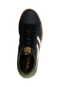 Zapatilla negra con rayas blancas, suela de goma. Cuenta con punta redonda, parte superior texturizada, cordones negros y forro verde. Logo de Gola en la lengüeta.