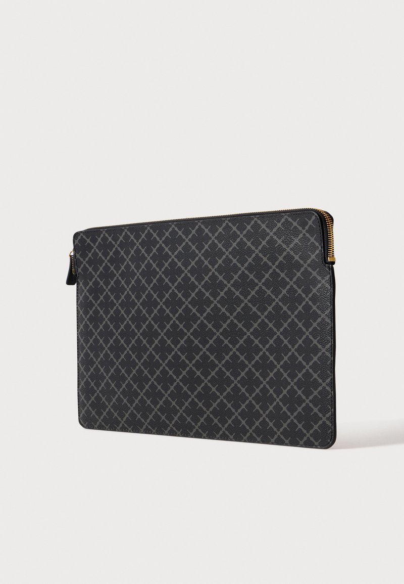 Funda negra para portátil con una superficie texturizada que presenta un patrón de diamantes. Cierre de cremallera con herrajes dorados. Diseño delgado y rectangular.