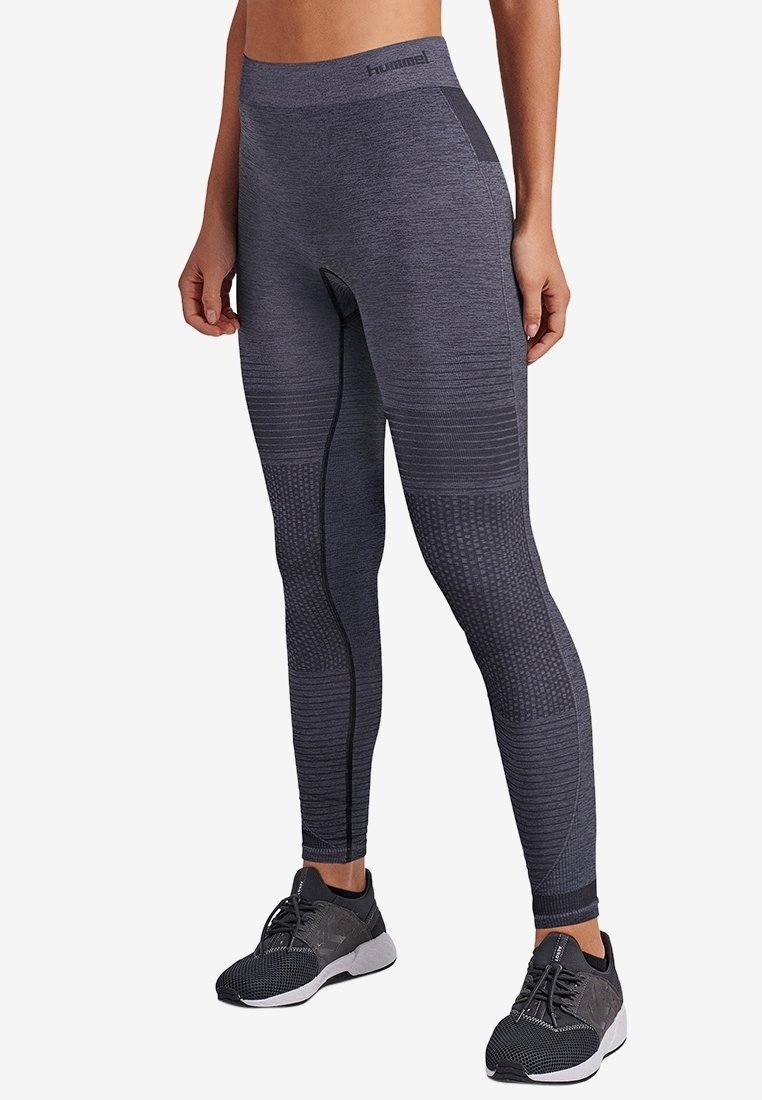 Mörkgrå atletiska leggings med strukturerade paneler och hög midja, med subtila mönster och en sid söm för en figursydd look.