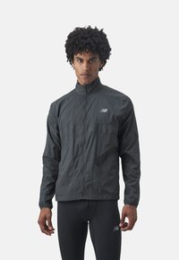 New Balance ATHLETICS REFLECTIVE PACKABLE JACKET - Veste de running - blacktop