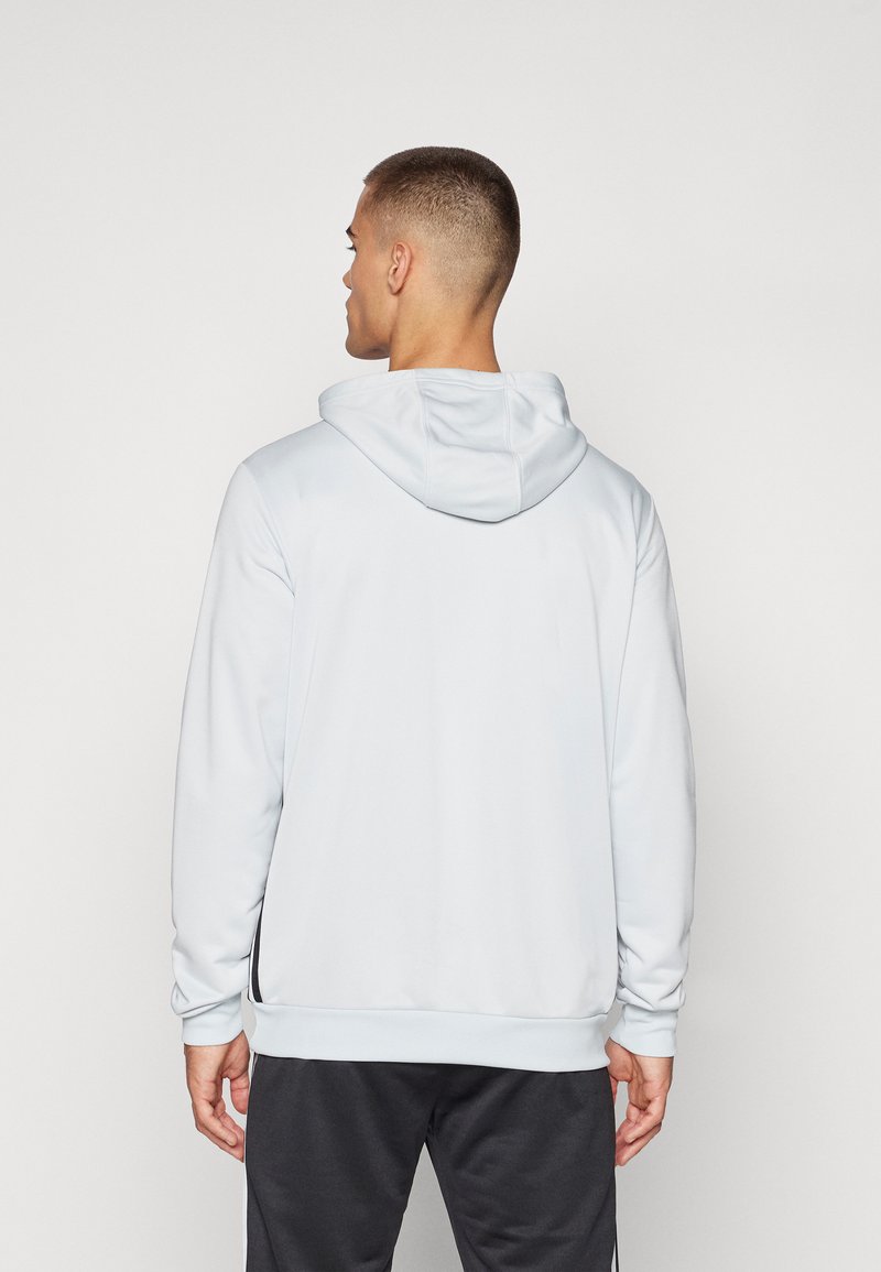 Sudadera azul claro con capucha con cordón, mangas largas y puños de canalé. El tejido parece suave y tiene un corte relajado.