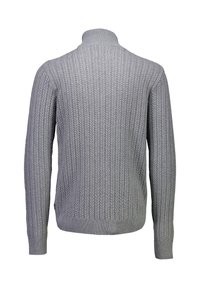 Szary sweter z dzianiny z wysokim kołnierzem, z charakterystycznym wzorem w warkocze oraz ściągaczami na mankietach i u dołu. Widok z tyłu ukazuje detale wzornictwa.