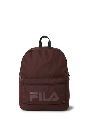 Mochila Fila marrón oscuro con bolsillo frontal con cremallera y asa negra en la parte superior sobre un fondo blanco.