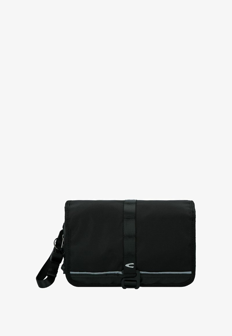 Sort stof crossbody tas med en struktureret overflade, featuring en klaplukning, justerbar strop og reflekterende accentlinje. Spænde detalje synlig.