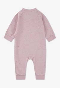 Rosa baby heldress laget av myk stoff, med flekkete mønster, lange raglanermer og ribbestrikkede mansjetter ved anklene og håndleddene.