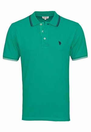 Polo vert à manches courtes avec des rayures bleu foncé sur le col, une patte de boutonnage à trois boutons et un petit logo brodé bleu foncé sur la poitrine gauche.